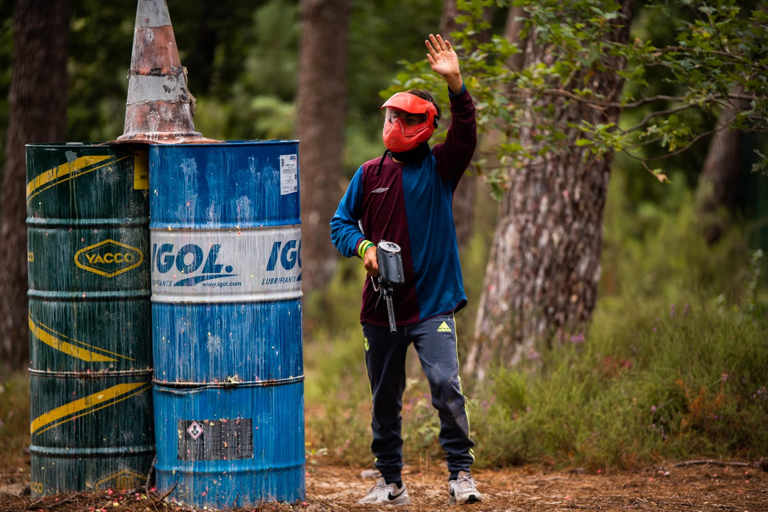 homme en tenue de paintball qui lève la main car il s'est fait tirer dessus